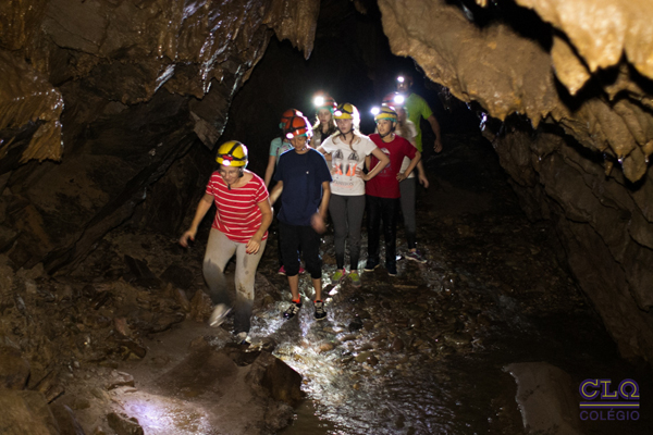 Alunos exploram cavernas no Petar